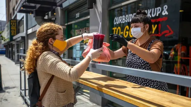 Garota comprando comida forablaze promoçãoum restaurante