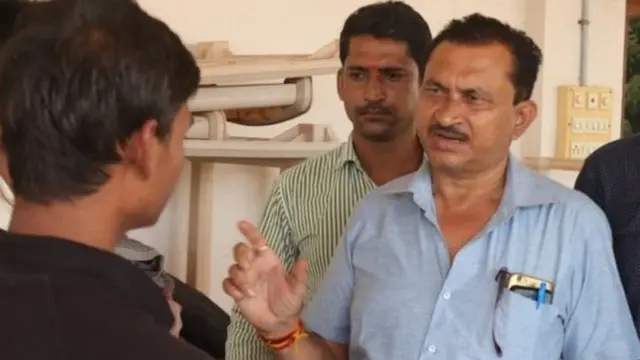 પ્રવાસી મજૂર સાથે વાત કરી રહેલા ભોલા તિવારી