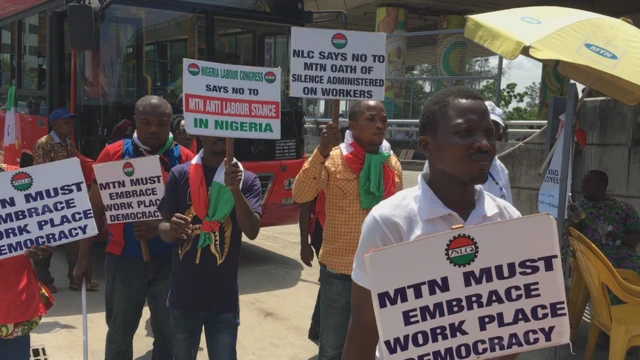 protesters wey carri placards