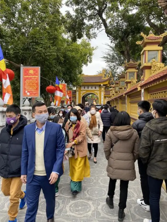 Chùa Trấn Quốc đón rất đông khách đi lễ ngày đầu năm mới.