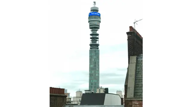 လန်ဒန်မြို့လယ်က ဘီတီတာဝါတိုင်ထိပ်မှာလည်း 'ယောက်ျားလေး' ဆိုပြီး ရေးထားပါတယ်။