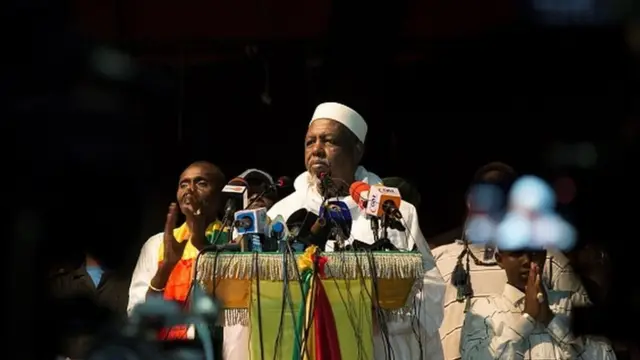 A l'appel du Haut Conseil Islamique malien dirigé par l'Imam Dicko , des fidèles se sont rassemblés ce 28 octobre pour dénoncer les propos du président Macron sur les caricatures.