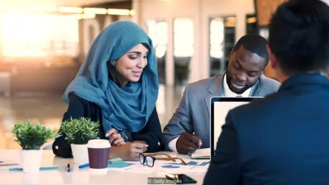 زن و دو مرد در حال صحبت