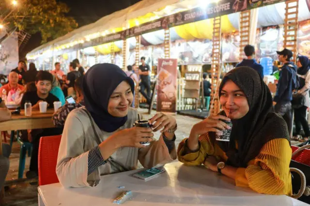 Hari Valentine identik dengan hari kasih sayang antar-kekasih, tetapi tak jarang yang juga memperingatinya untuk dirayakan bersama kawan dan teman baik.