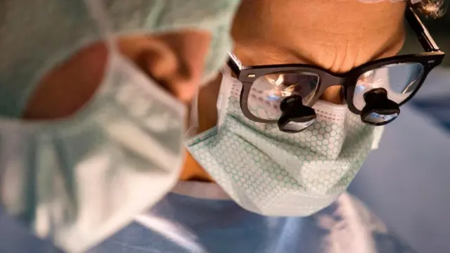 جراحون أثناء إجراء إحدى العمليات