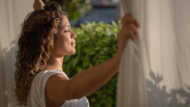 Mulher recebe luz do Solsites de apostas online loteriasmanhã