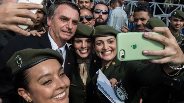 Militares fazem sefie com Bolsonaro