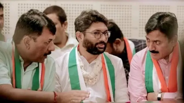 અમદાવાદ ઍરપૉર્ટ ખાતે જિજ્ઞેશ મેવાણીના સમર્થકો અને ગુજરાત પ્રદેશ કૉંગ્રેસના પ્રમુખ જગદીશભાઈ ઠાકોર, ધારાસભ્યો સી.જે. ચાવડા, ગ્યાસુદ્દીન શેખ, ઇમરાન ખેડાવાલા, પૂર્વ ધારાસભ્ય વિમલ શાહ, શહેરપ્રમુખ નીરવ બક્ષી, શાહનવાઝ શેખ દ્વારા વિરોધ કરવામાં આવ્યો તે બાદ જ FIRની કૉપી આપવામાં આવી હતી