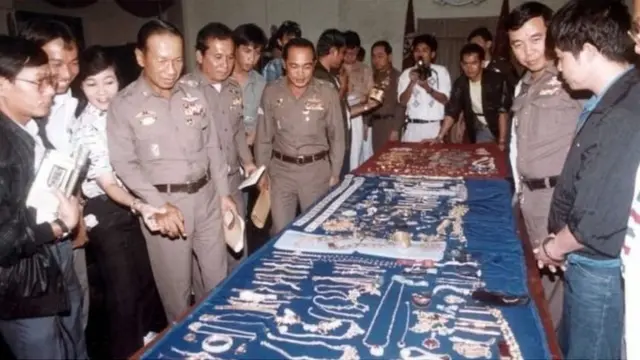 উদ্ধারকরা গহনা দেখাচ্ছে পুলিশ, পাশেই হাতকড়া পরা ক্রিয়াংক্রাই