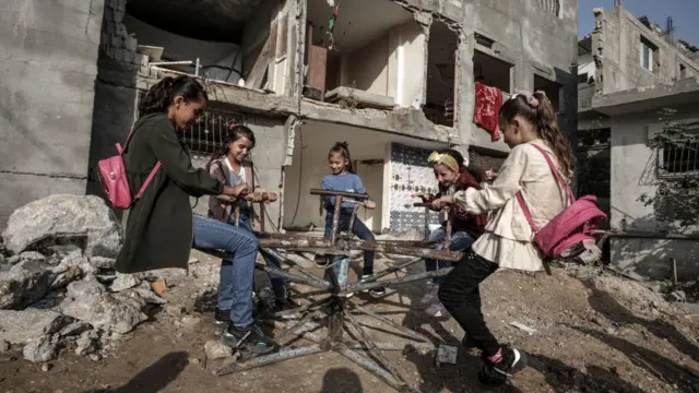 Qəzzadakı uşaqlar Qurban bayramını xarabalıqlar arasında qeyd edirlər