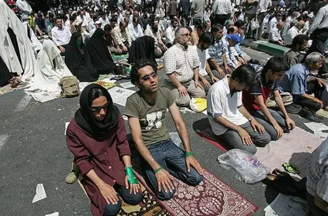 حضور معترضان به نتیجه انتخابات ریاست جمهوری در سال 1388 در آخرین نماز جمعه هاشمی رفسنجانی با اعتراض شدید محافظه‌کاران روبه‌رو شد