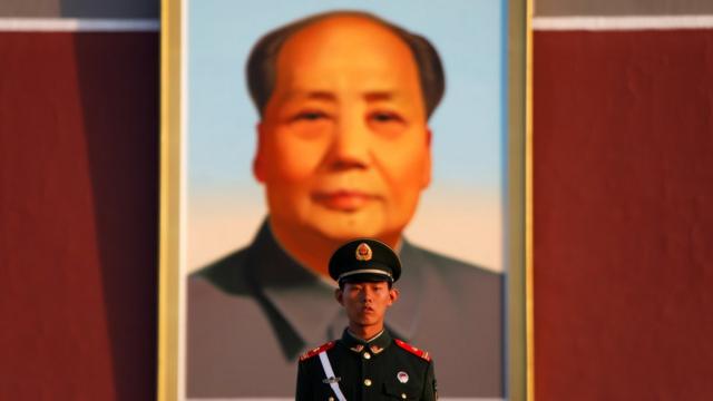 一名中国士兵在北京天安门广场的毛泽东像前站岗