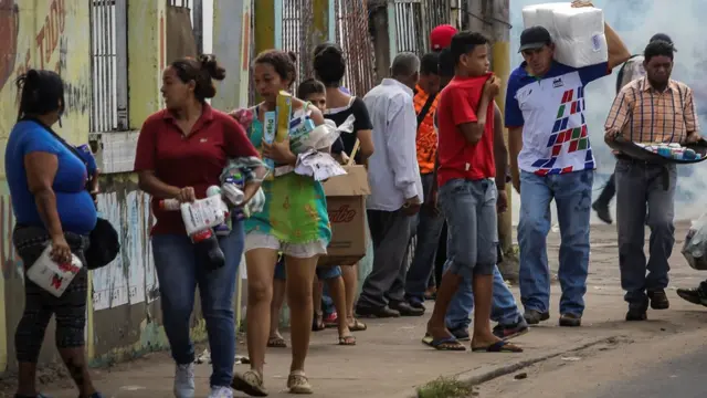 Personas saqueando un comercio