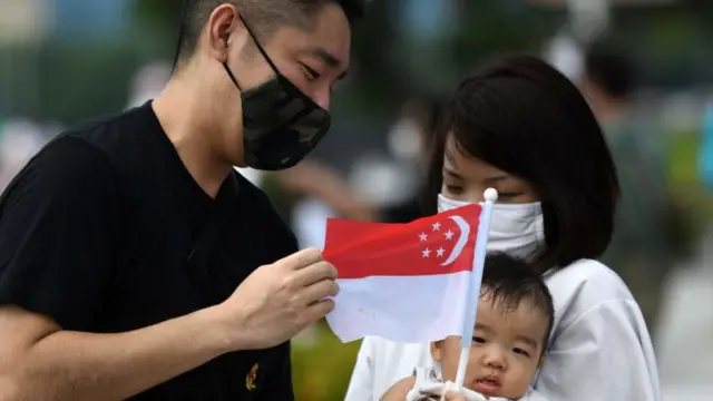 Un couple avec leur bébé à Singapour