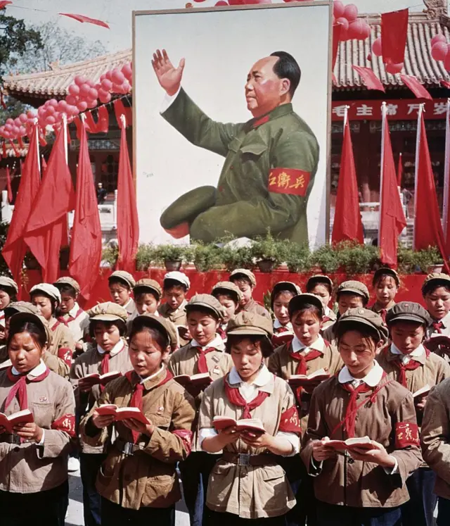 Des enfants lisant le Livre rouge de Mao pendant la révolution culturelle.
