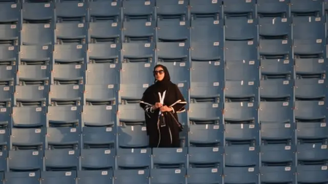 स्टेडियम में सऊदी महिला