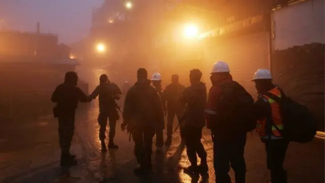 PT Freeport Indonesia berencana menggugat pemerintah Indonesia melalui pengadilan internasional, sementara sebagian pekerjanya akan dipecat.