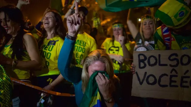 mulher comemora vitóriagestao de banca nas apostas esportivasBolsonaro