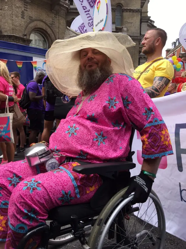 ในส่วนของอังกฤษและเวลส์นั้น มีการผ่านกฎหมายให้มีการจดทะเบียนคู่ชีวิตระหว่างคู่รักเพศเดียวกันได้ในปี 2005 ก่อนที่จะผ่านกฎหมายให้คู่รักเพศเดียวกันสามารถจดทะเบียนสมรสได้อย่างสมบูรณ์ในปี 2014