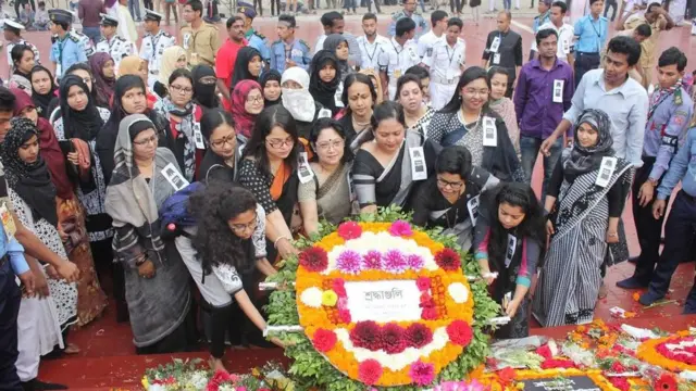 কেন্দ্রীয় শহীদ মিনারে পুস্পস্তবক অর্পণ করেন নানাস্তরের মানুষ