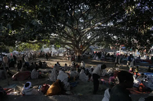 Vrelo popodne vernici provode u senci krošnje starog drveta, nakon čega se upućuju prema crkvama kako bi prisustvovali bogosluženjima koja će trajati do duboko u noć.