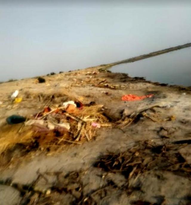 अब गंगा किनारे रेत में 'दफ़नाए' जा रहे हैं शव