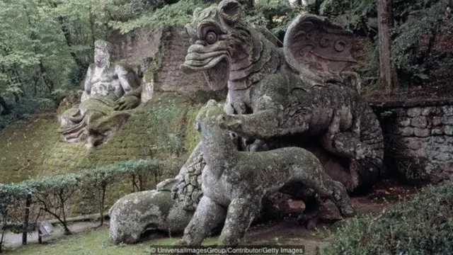 दैत्यों की मूर्तियों से भरा बाग़