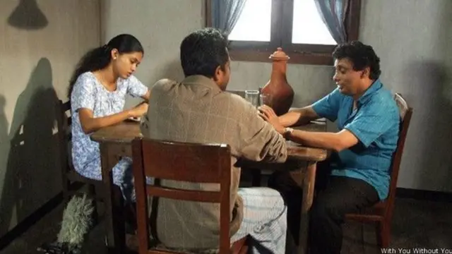 ප්‍රසන්න විතානගේ(දකුණේ) 'ඔබ නැතුව ඔබ එක්ක' ප්‍රධාන නළු නිලි යුවළට උපදෙස් දෙමින්