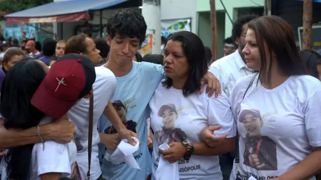 Danylo Amilcar ao lado da mãe, do irmão e da madrinhablaze blaze jogoDenys durante protestoblaze blaze jogoParaisópolis