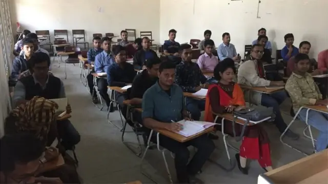 ঢাকায় বাংলাদেশ কোরিয়া কারিগরি প্রশিক্ষণ কেন্দ্রে কোরিয়ান ভাষার পাঠদান চলছে।