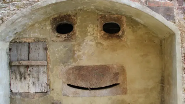 Una cara en una estructura edilicia.