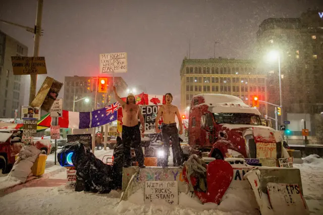Duas pessoas gritam enquanto dançam, à medida que os protestos contra exigência de vacinas contra o coronavírus continuam, em Ottawa, Canadá — em 17 de fevereiro de 2022.