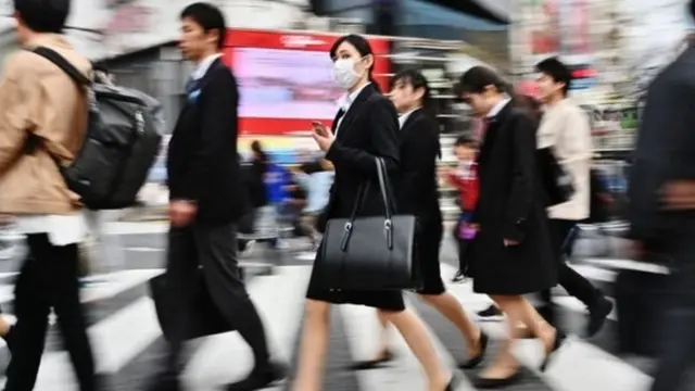 98% ya watu ni wazawa wa Japan, moja kati ya jamii iliyo na idadi ndogo ya wahamiaji duniani