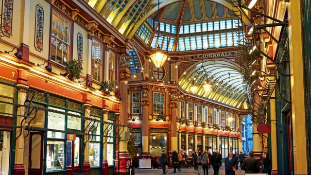 На месте современного Лиденхолл-маркета в античное время располагался римский форум. Современный комплекс зданий, объединенных стеклянной крышей, был построен в 1881 году, а к концу XX века превратился в торговый центр с магазинами и ресторанами