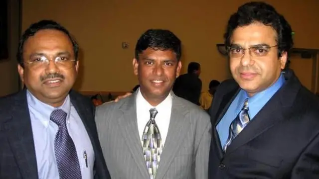 रमेश कुमार अपने साथियों के साथ