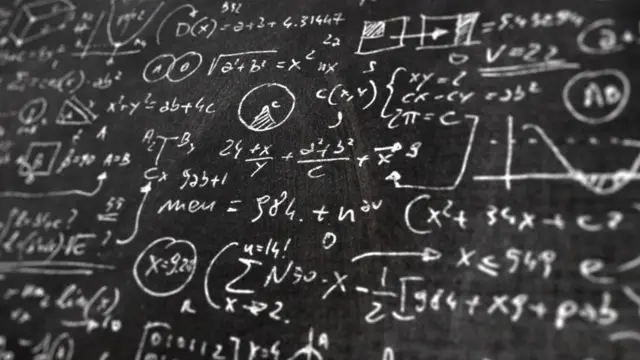 Un pizarrón lleno de fórmulas matemáticas