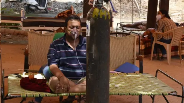 Paciente de covid-19 conectado a un tanque de oxígeno