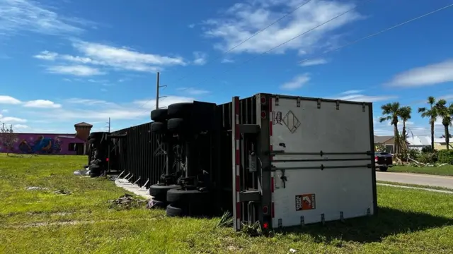Camión volcado en Fort Myers