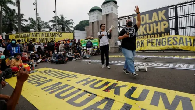 احتجاجات ضد القانون الجديد يوم الاثنين