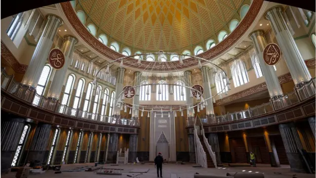 মসজিদের ভেতরের দিকের অংশ