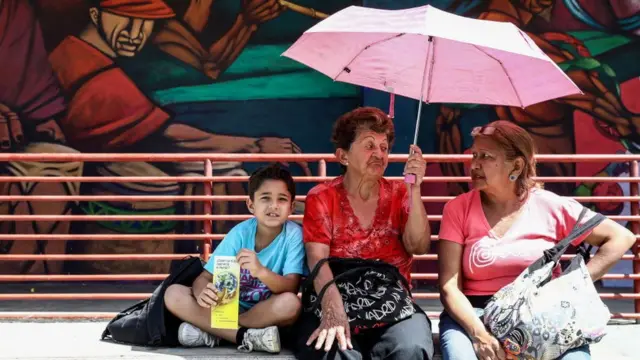 Criança senta ao ladombet apostassenhorasmbet apostasuma praçambet apostasCaracas, na Venezuela