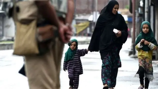 બુરખાધારી કાશ્મીરી મહિલાઓનો ફોટોગ્રાફ