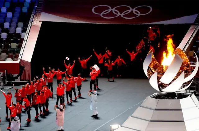 Miembros del equipo de Japón entrando al estadio.