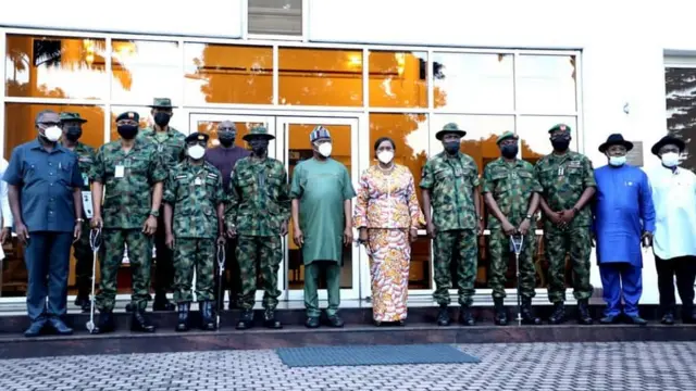 Govnor Nyesom Wike of Rivers state in a photo with di Chief of Army Staff Lucky Irabor at Government House Port Harcourt