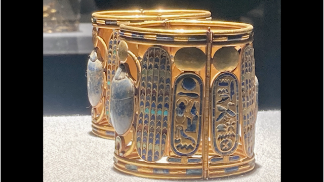 زوج من الأساور الذهب تعود إلى عصر الأسرة 21، وتتزين الأساور بالجعران المجنح رمز إعادة ميلاد الشمس.