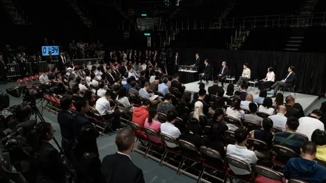 香港政府在約20,000名希望參加對話會的市民中，抽取150人參加，並讓部份人髮言，每人限時三分鐘。