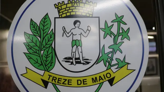 La imagen de un esclavo liberado en el escudo de Treze de Maio.