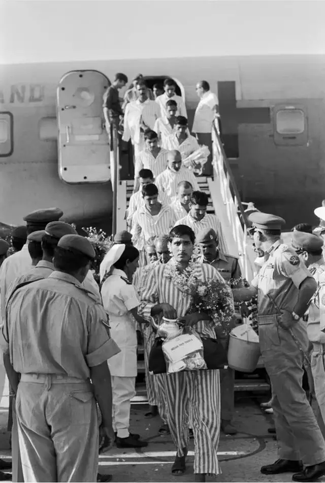 વિમાનમાંથી ઊતરતા પાકિસ્તાની યુદ્ધકેદીઓ