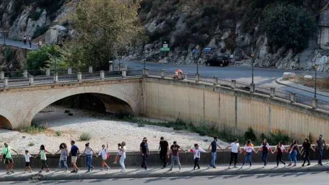 مشهد عام لسلسة البشر