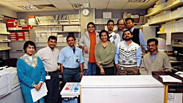 সময় ১৯৯৯, স্থান লন্ডনের বুশ হাউস: বিবিসি বাংলার কর্মীদের কয়েকজন।